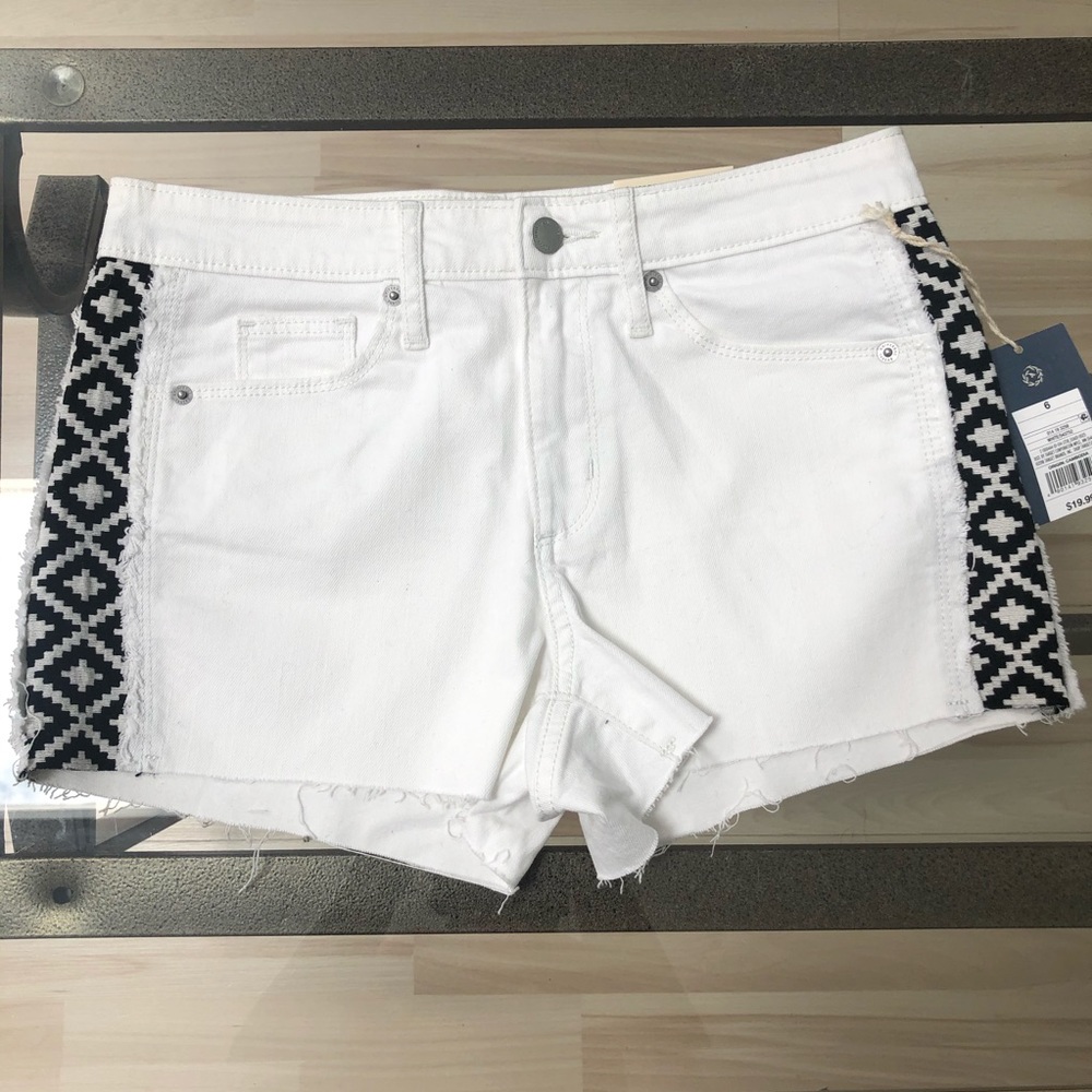 Cute white patterned shorts